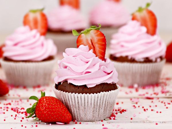 Fluffy Icing Cream Strawberry 450g